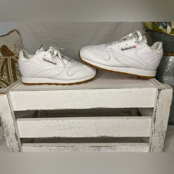 EUC. REEBOK Classic Leather Athletic Shoes, Little Kid’s, White / Gum, Size 10 - Picture 5 of 13